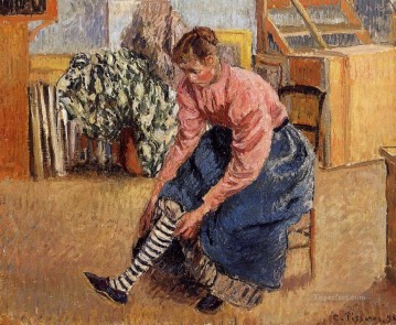  1895 Obras - Mujer poniéndose las medias 1895 Camille Pissarro